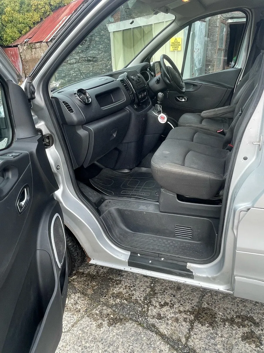 Crew cab van - Image 3