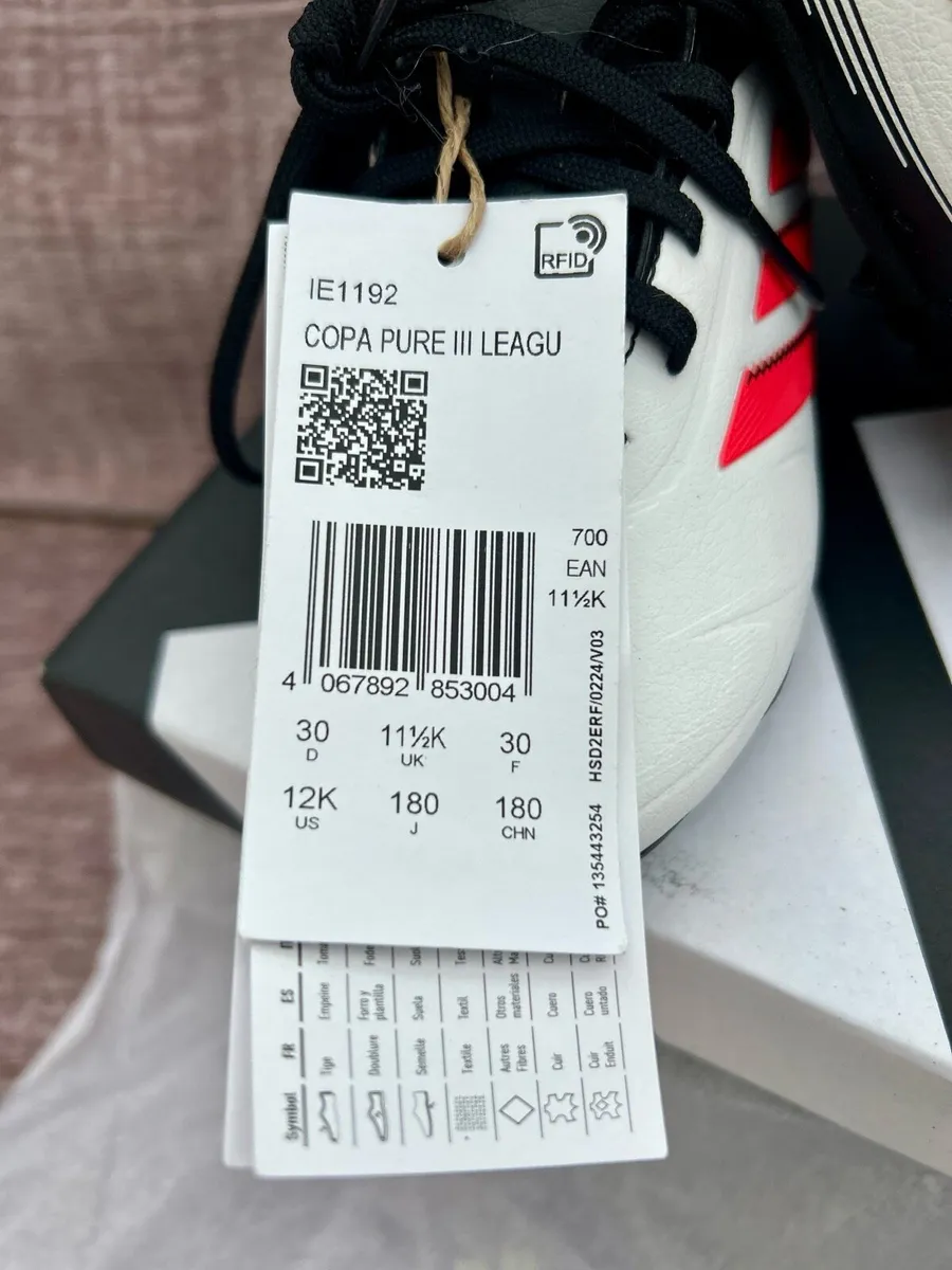 Kids football shoes - Image 1