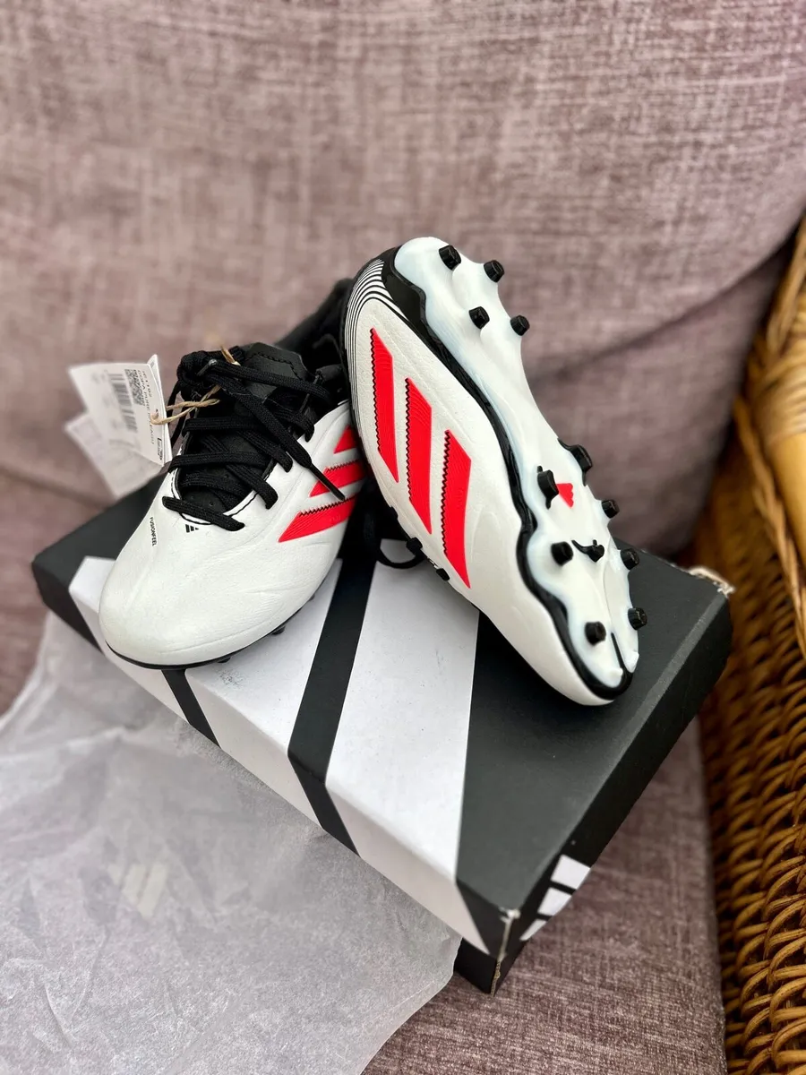 Kids football shoes - Image 2