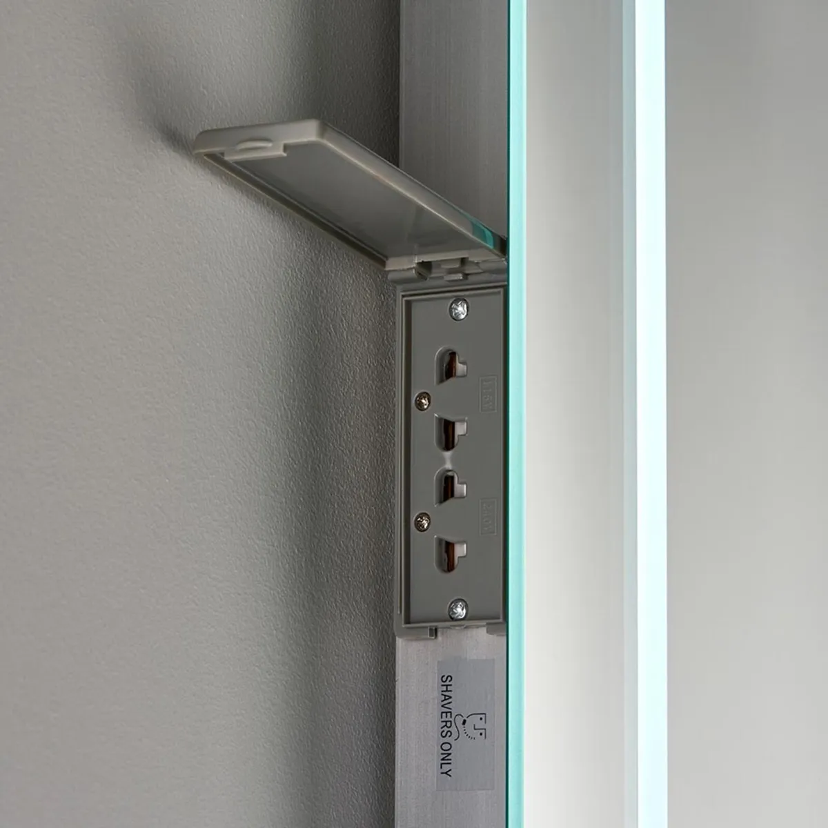 Bathroom illuminated heated/anti-fog  mirror - Image 4