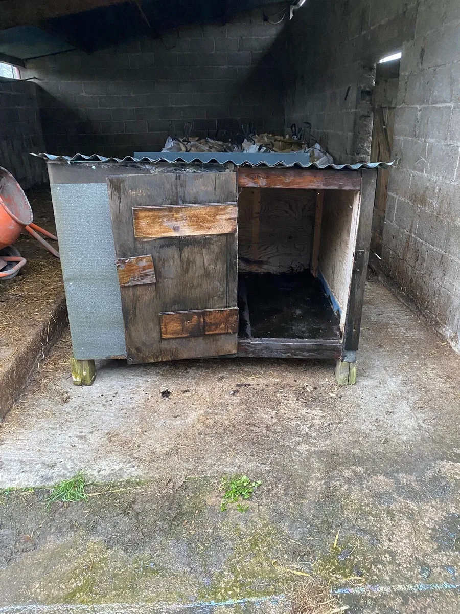 Hen Houses - Image 1