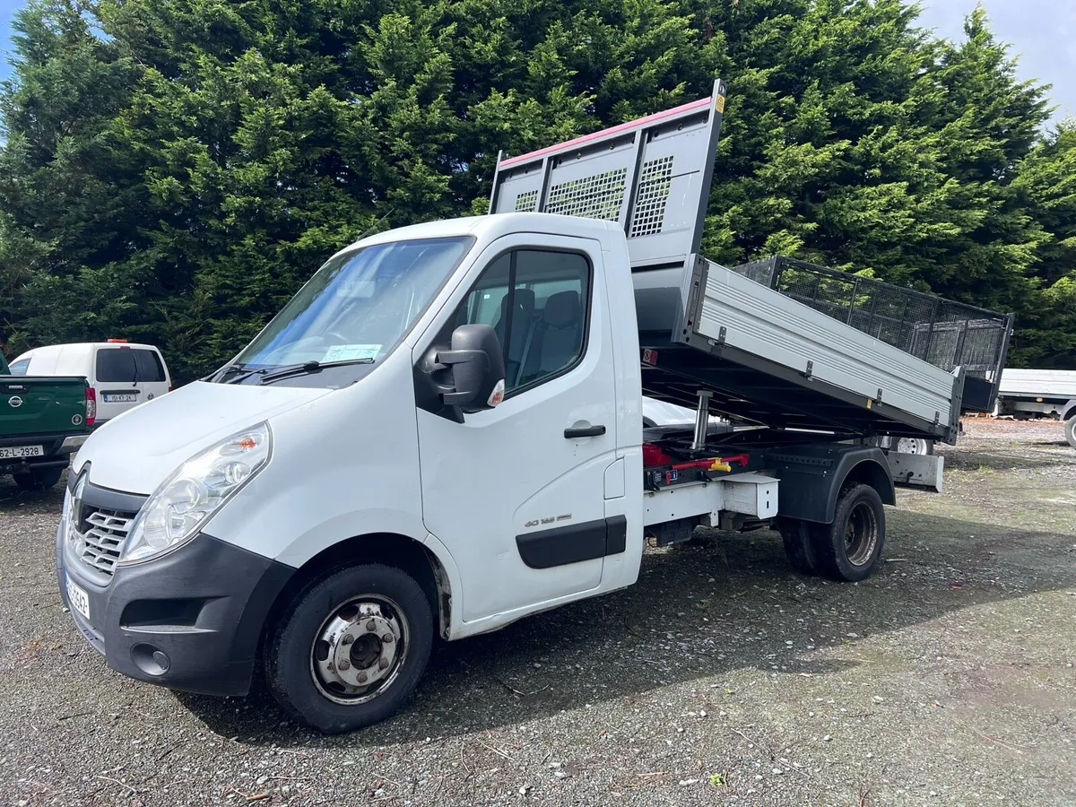 Pick ups and tippers to clear - Image 2