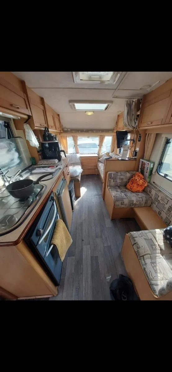 2005 Compass Corona 524, 4 berth caravan - Image 4