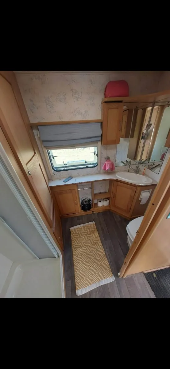 2005 Compass Corona 524, 4 berth caravan - Image 2