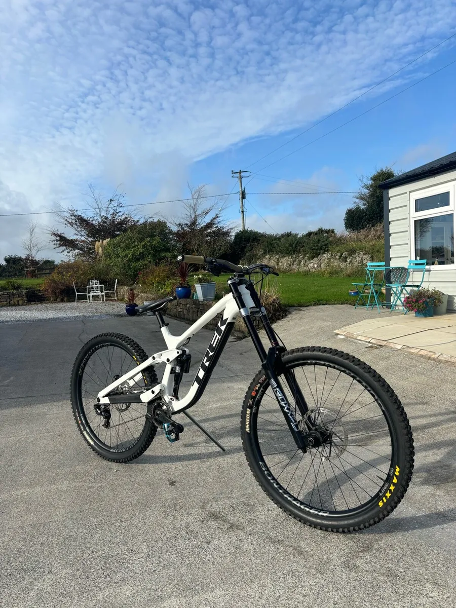 Trek Session Downhill Mountain Bike - Image 3