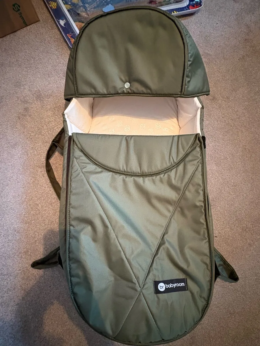 Baby room travel basinette with detachable hood - Image 1