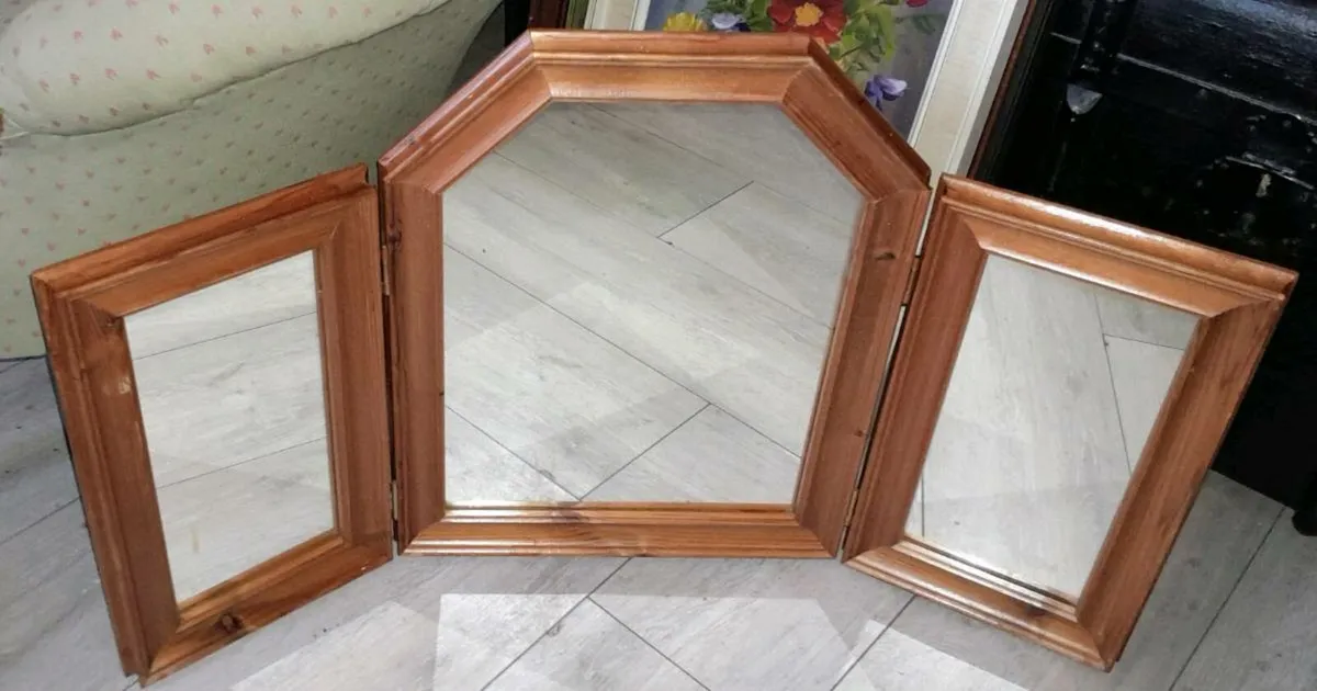 Foldable desktop wooden mirror