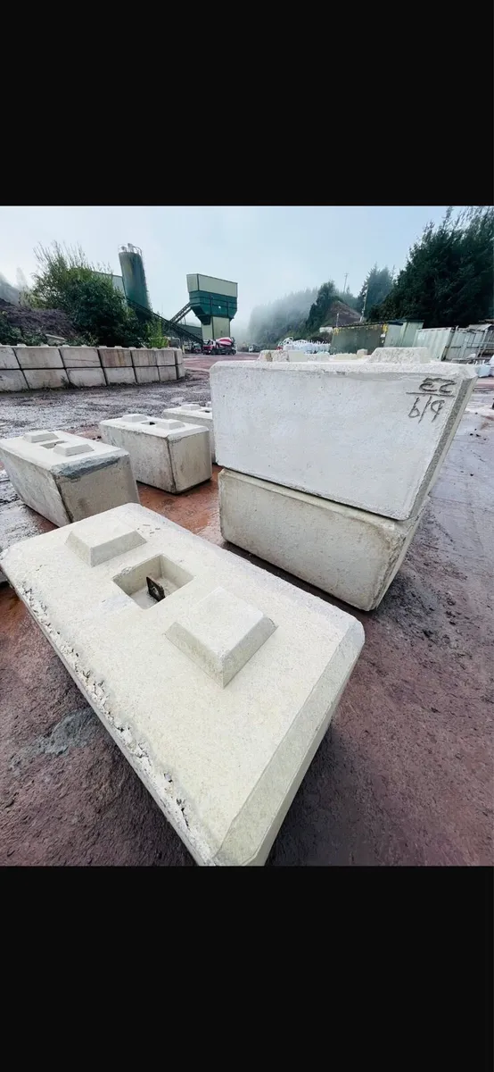 Sand, gravel, cement blocks - Image 1