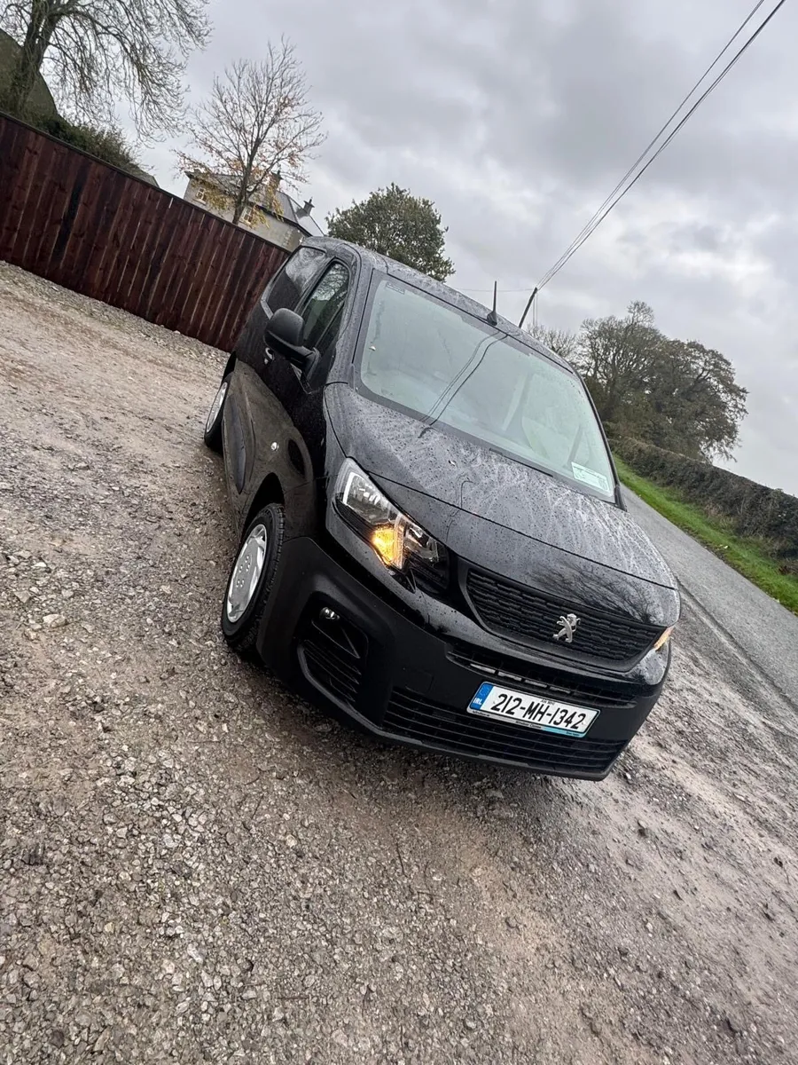 Commercial van - Image 1