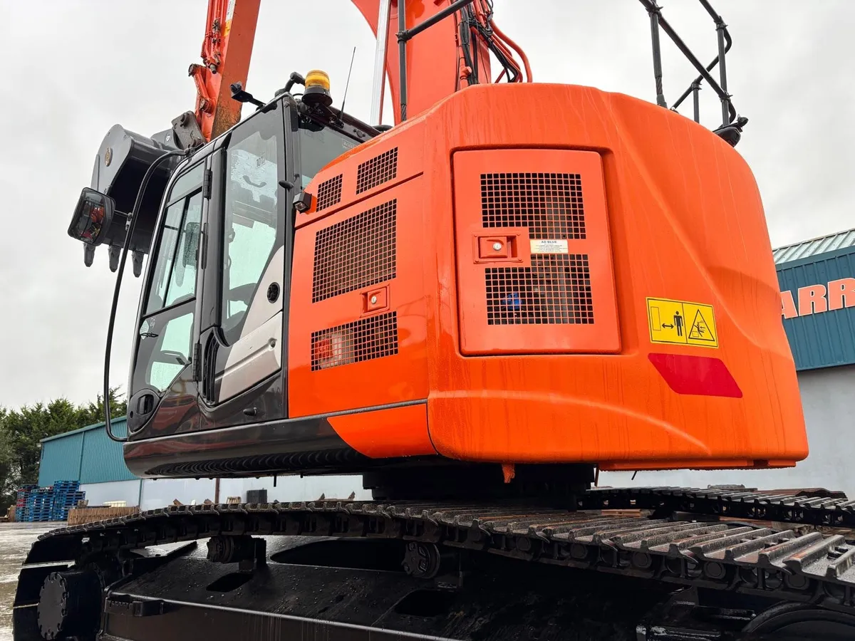 Hitachi ZX225USLC-6 - Image 1