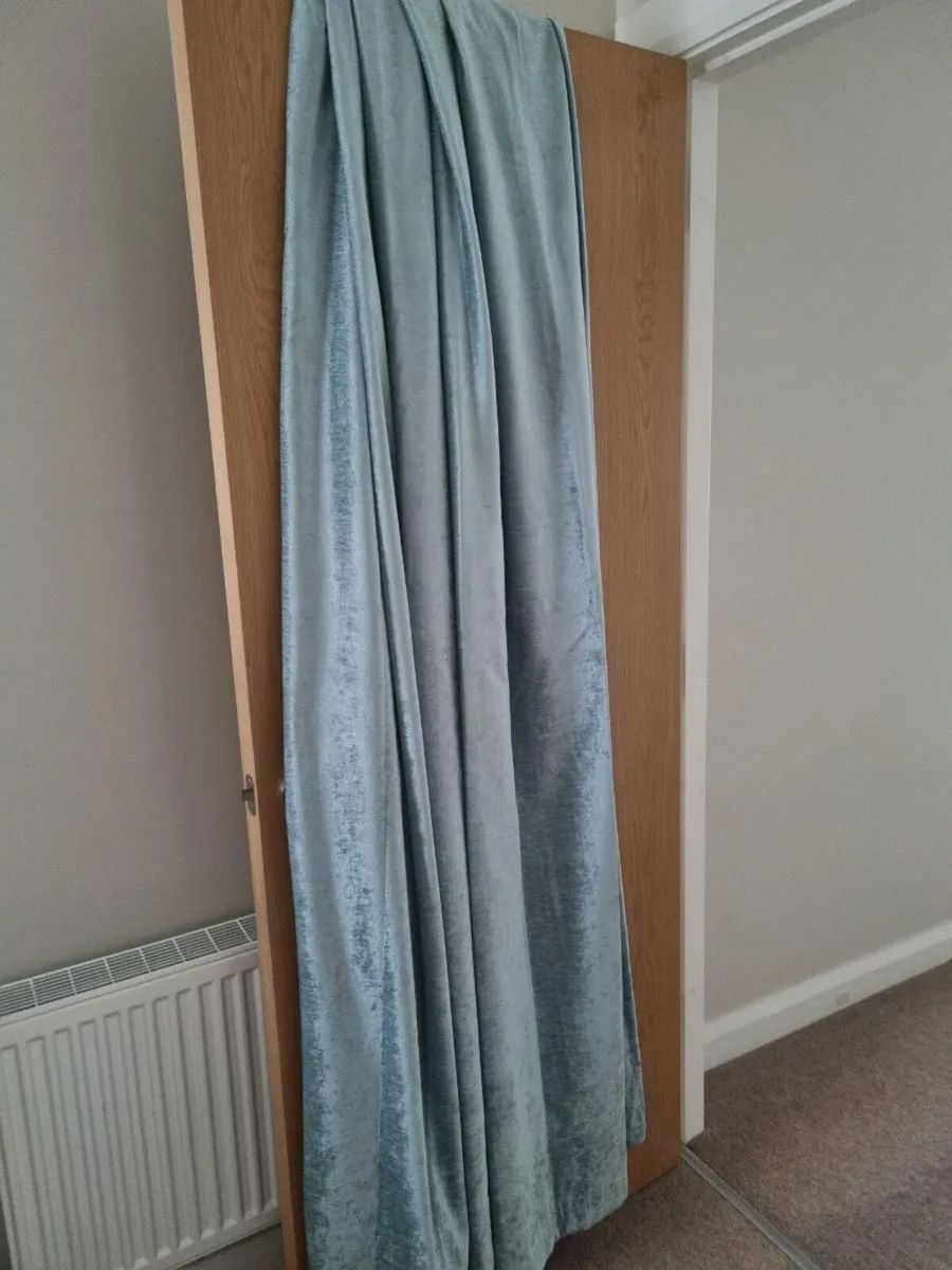 2 sets of eyelet curtains- blue/silver - Image 1