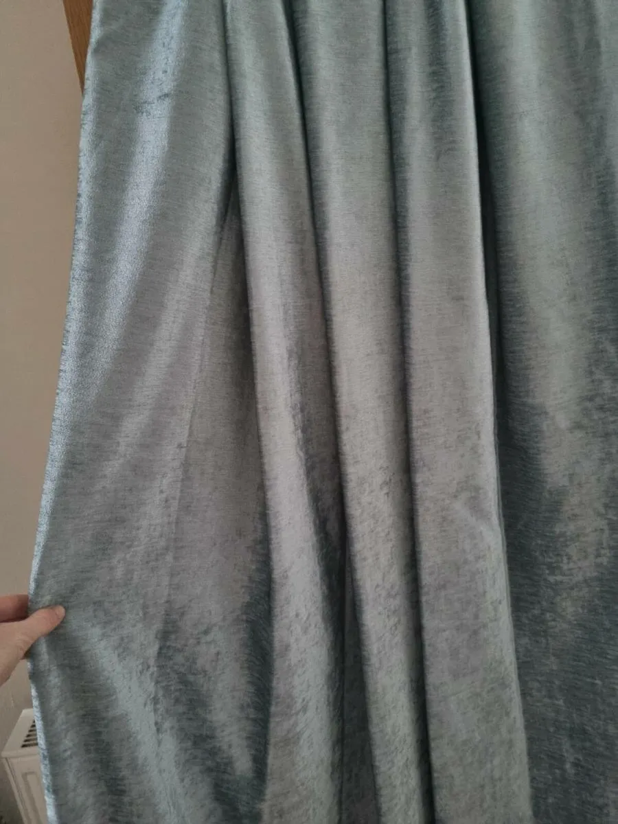 2 sets of eyelet curtains- blue/silver - Image 2