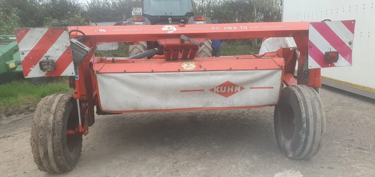 Kuhn 283 nine foot trailed mower - Image 3