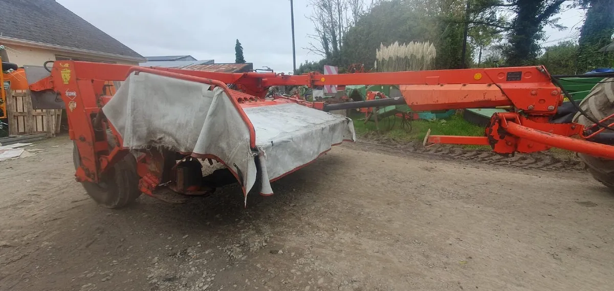 Kuhn 283 nine foot trailed mower - Image 4