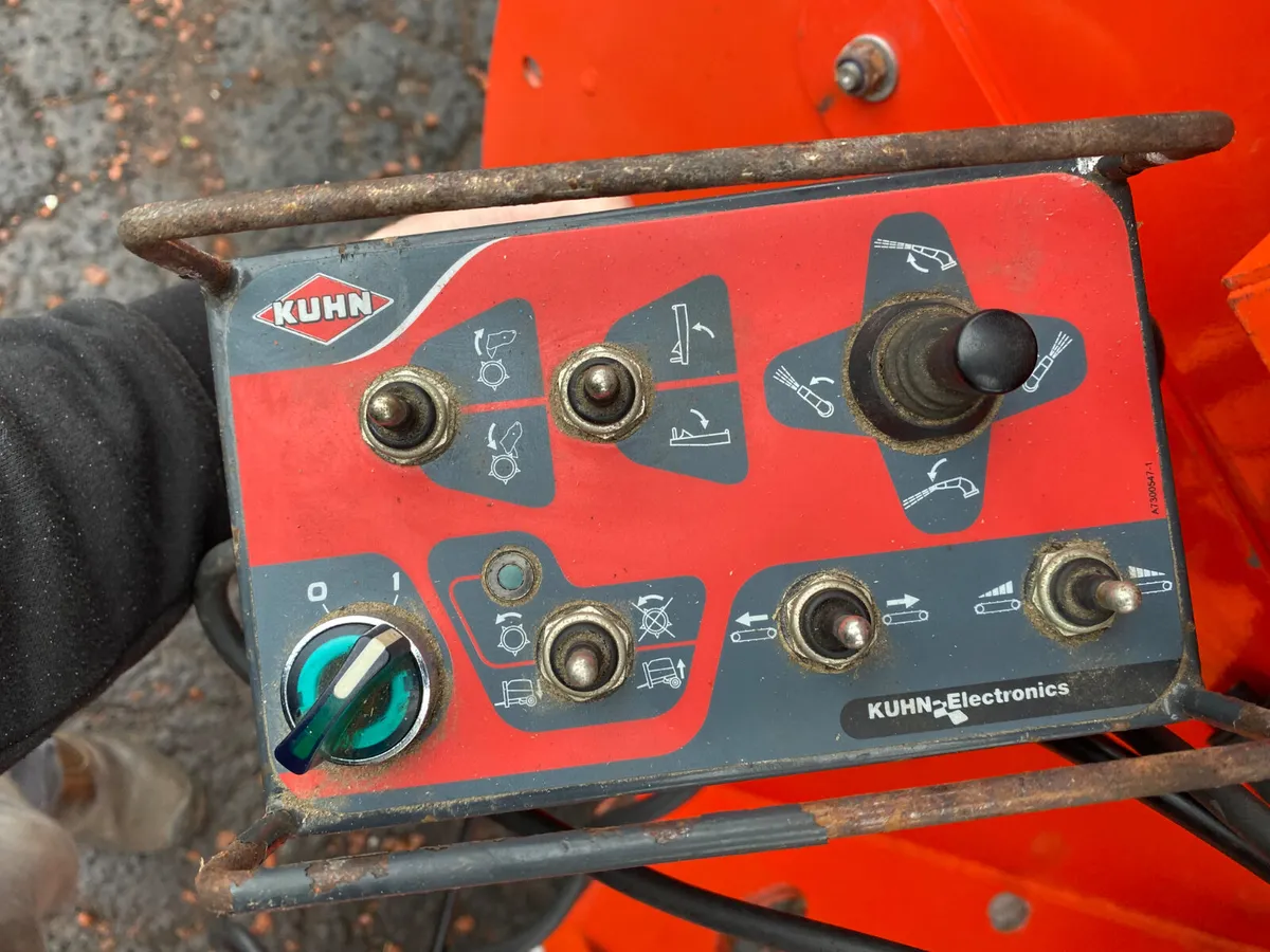 Kuhn Primor 3570M Straw Blower & Silage Feeder - Image 2