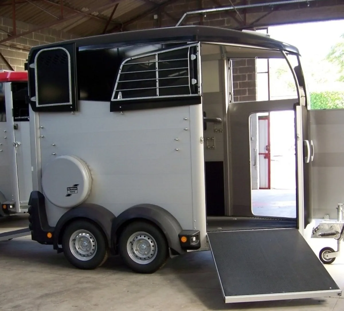 T3036398 HBX403 Ifor Williams Horsebox - Image 2