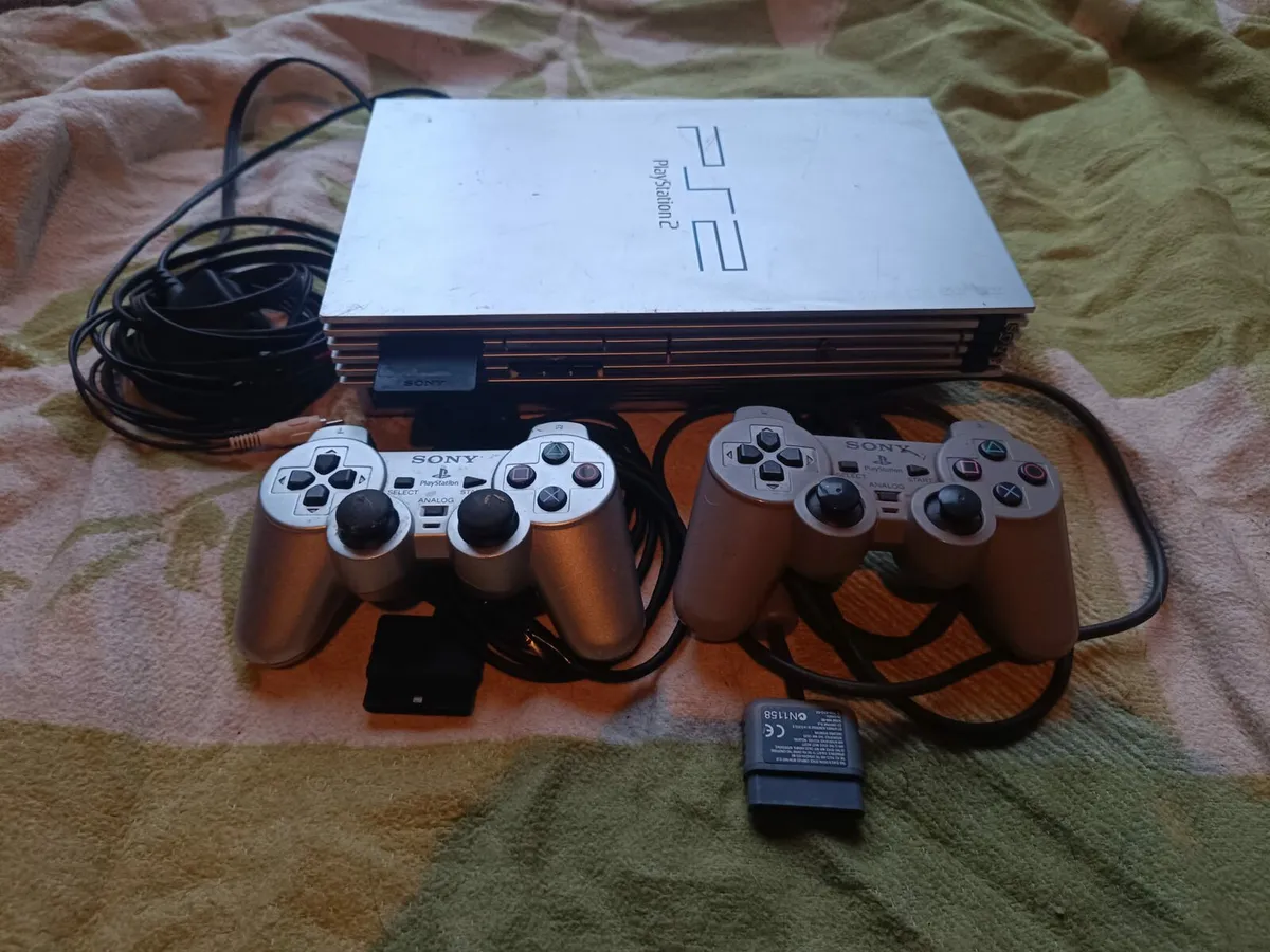 PlayStation 2 €175.. Super Nintendo games €125 - Image 1