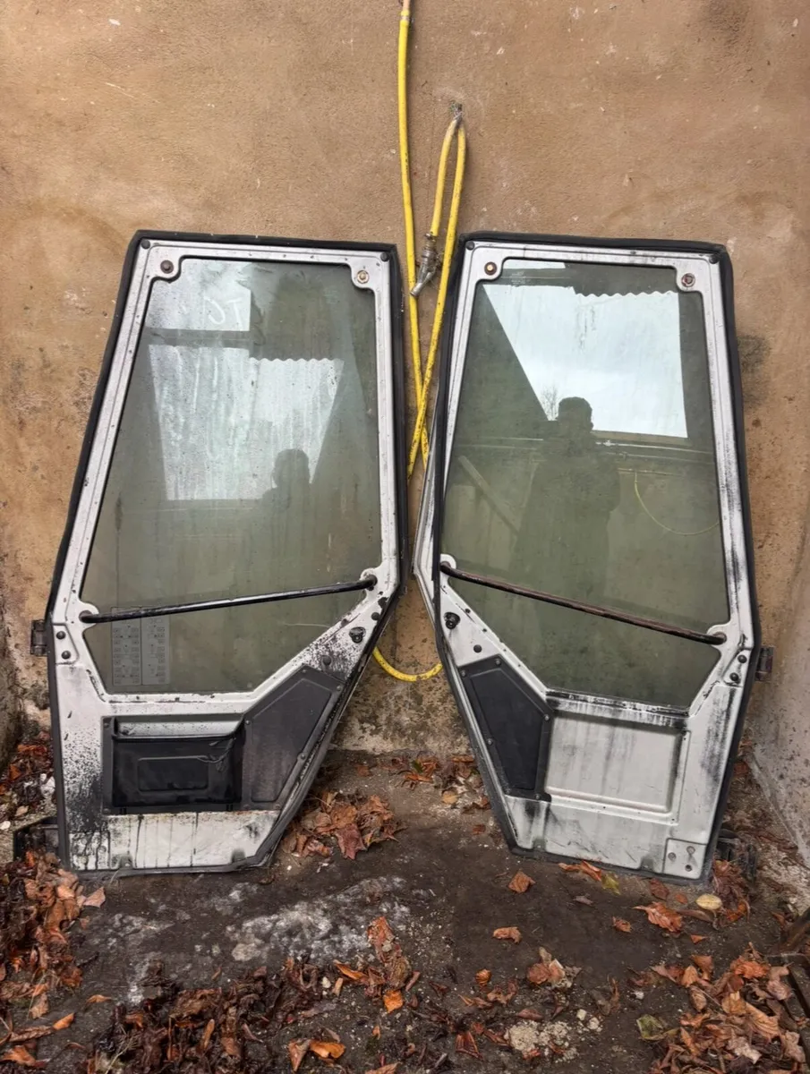 Tractor Doors Massey 690 / 698 / 600 series - Image 1