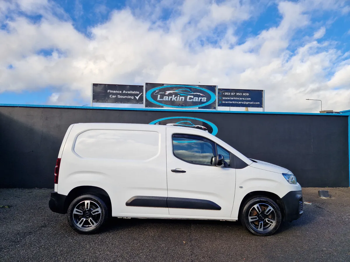 221 Citroen Berlingo High Spec Low Miles Mint Van - Image 4