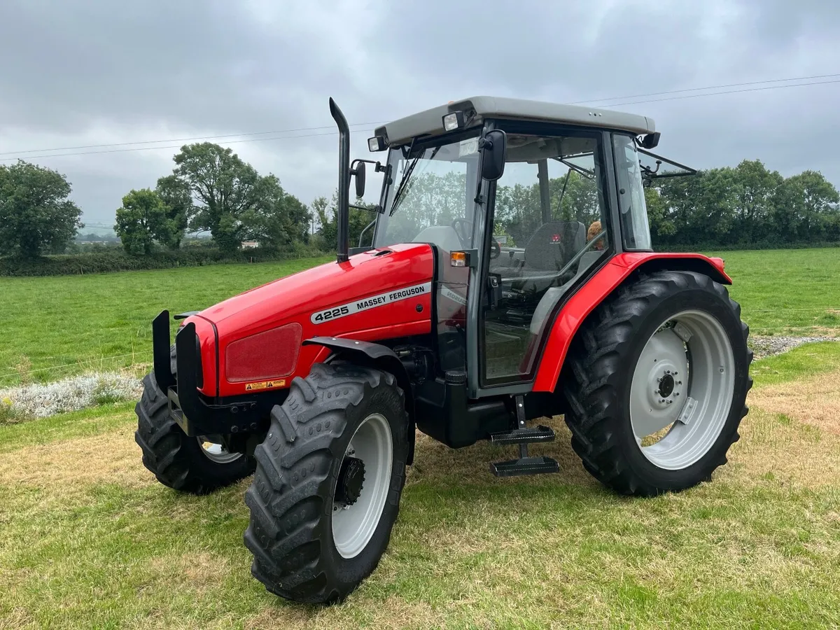 Massey Ferguson 4225 - Image 1