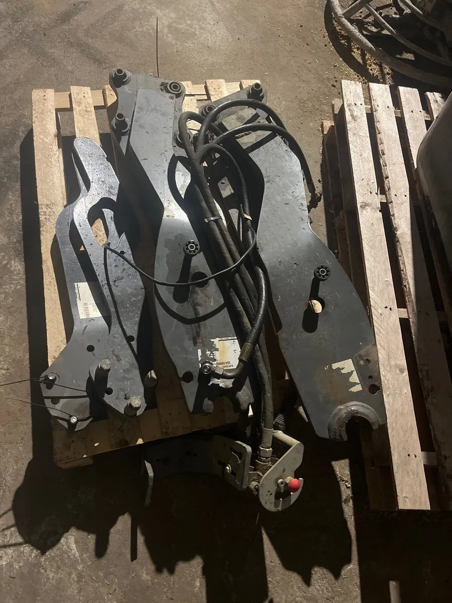 Quicke loader brackets off fendt 516 - Image 1