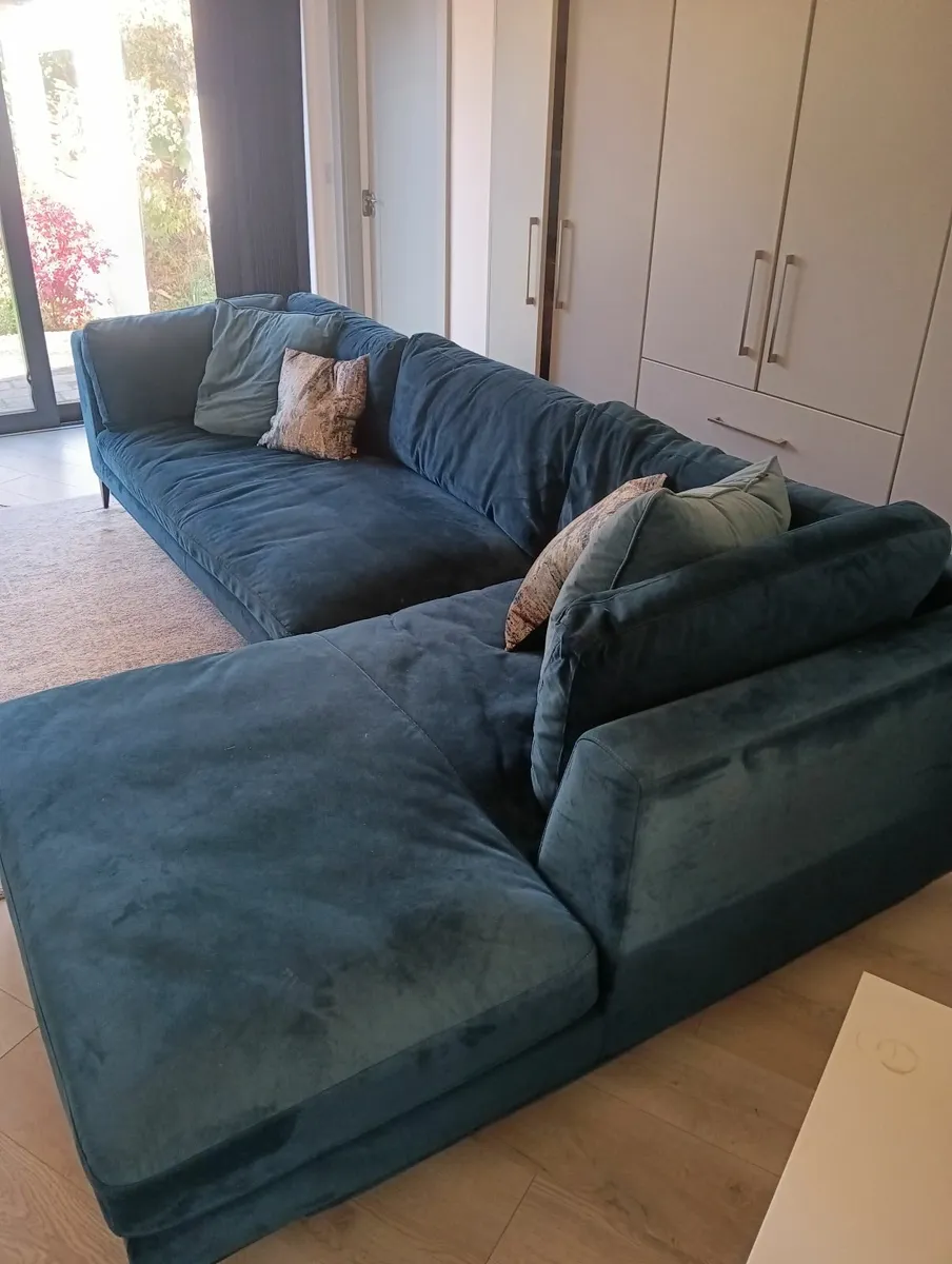 L shaped couch - Image 1