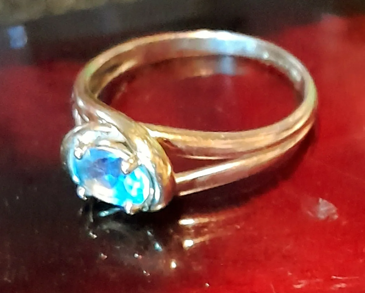 9 karat gold blue topaz ring - Image 1