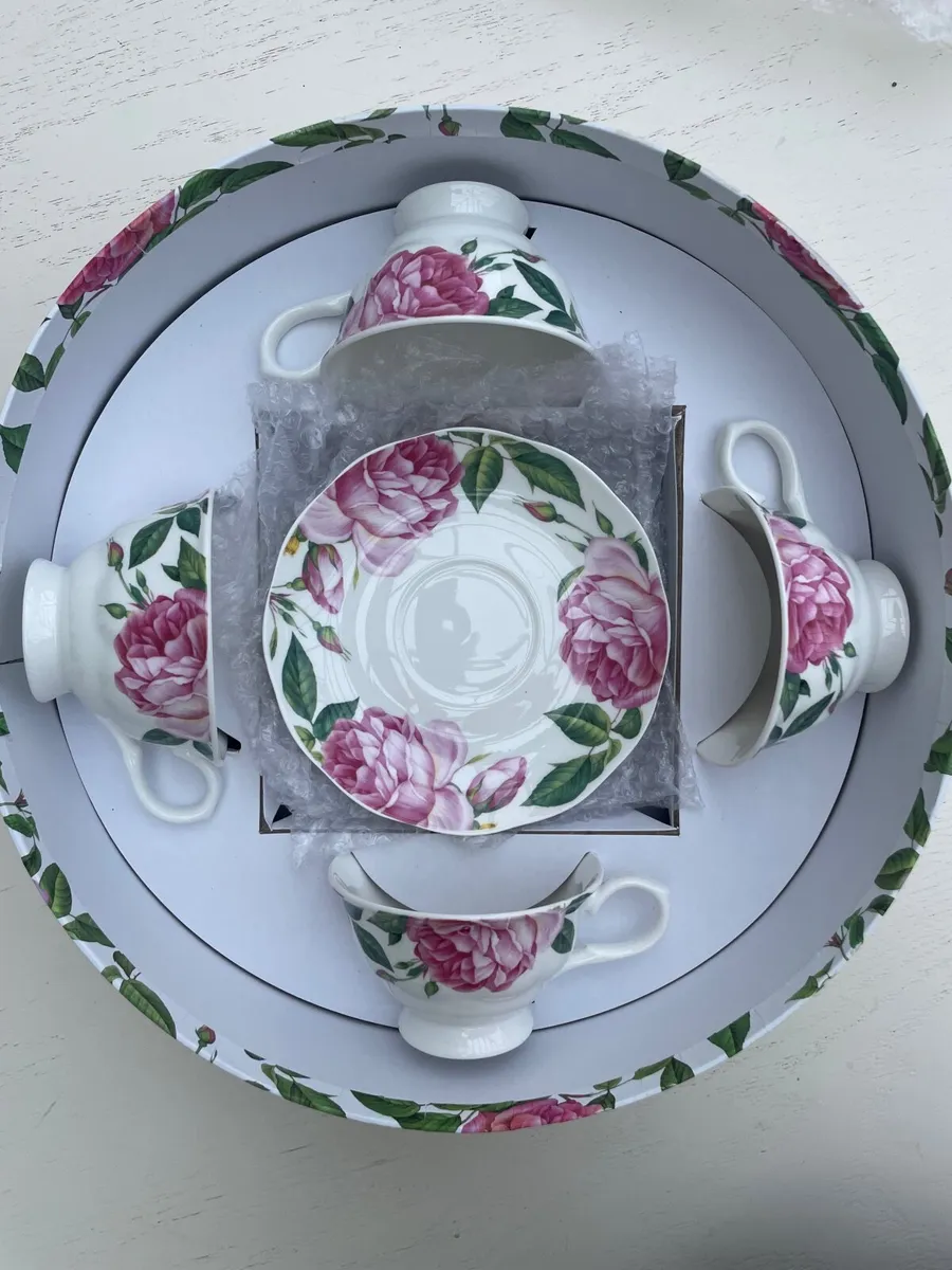Newbridge 4 teacups and saucers - Rose collection - Image 1