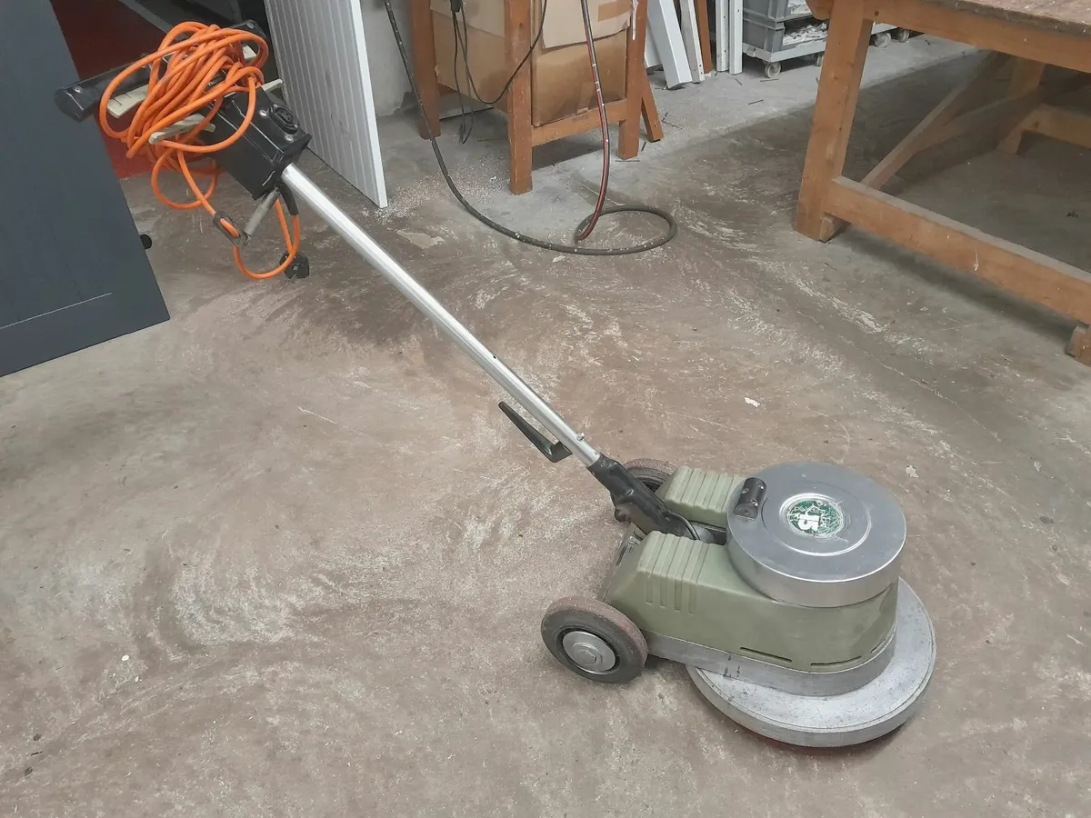 Floor polisher with 8 new pads