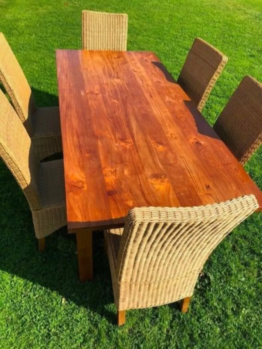 Table and chairs - Image 1