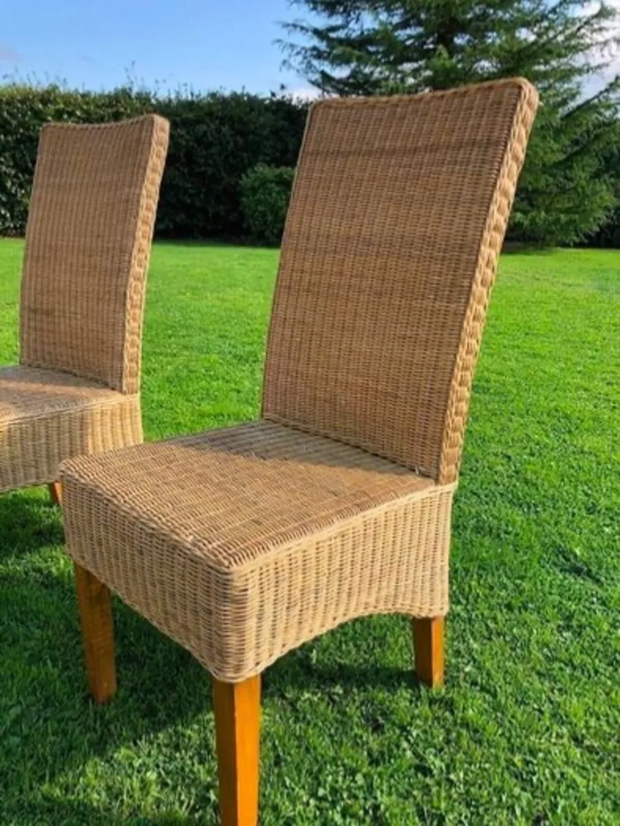 Table and chairs - Image 4