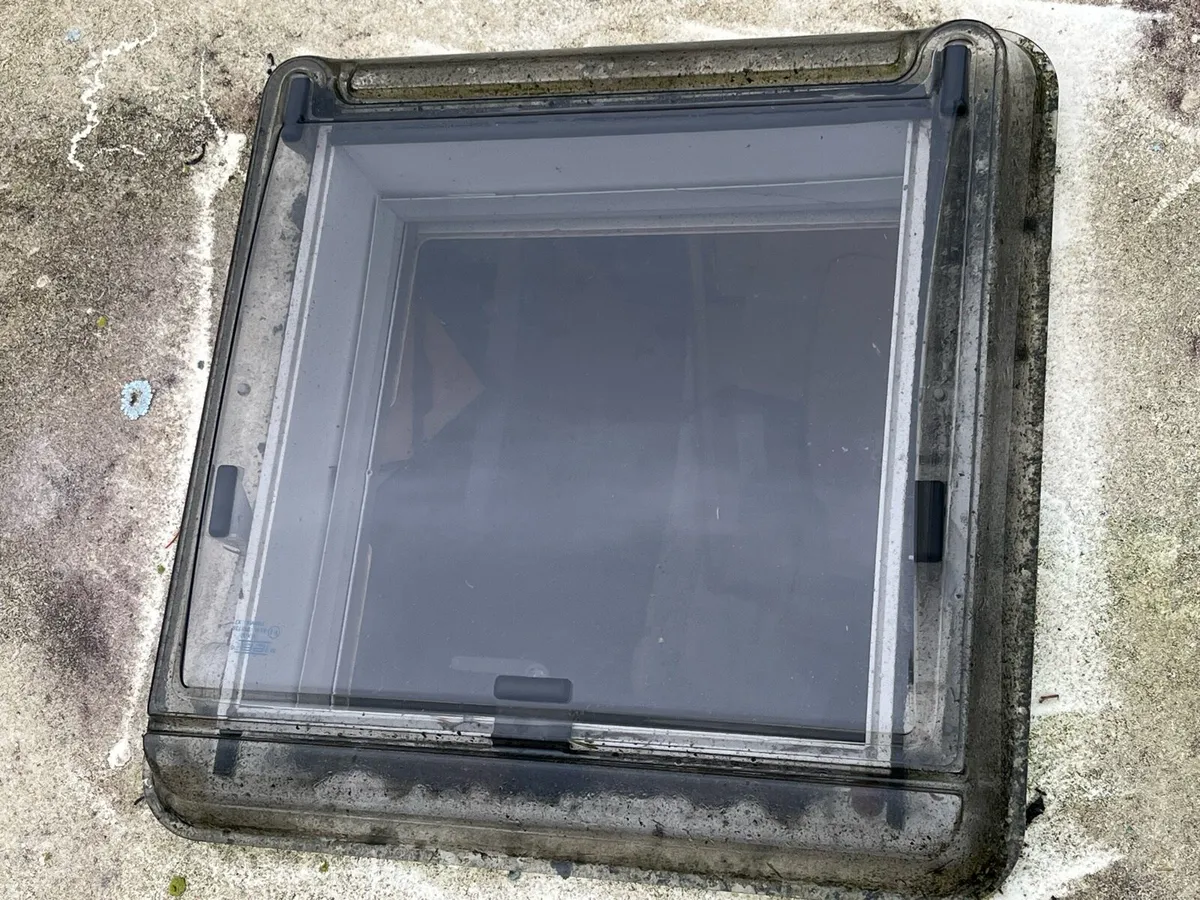 Caravan parts, windows & large skylight - Image 2
