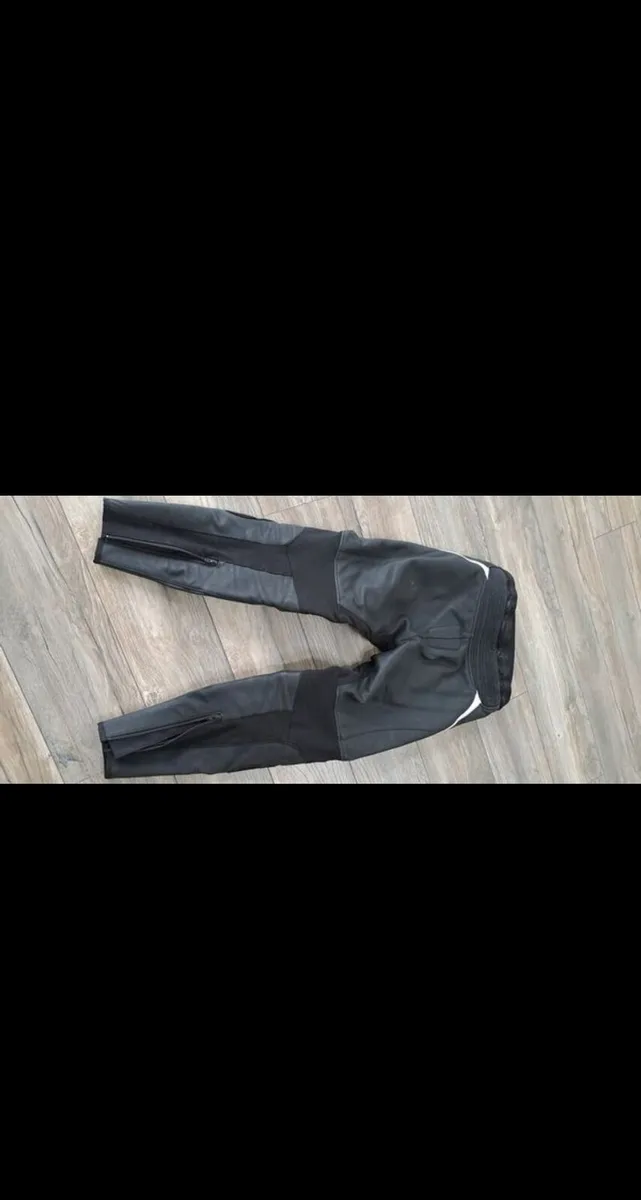 Ladies Richa 2 piece leathers & gloves - Image 4