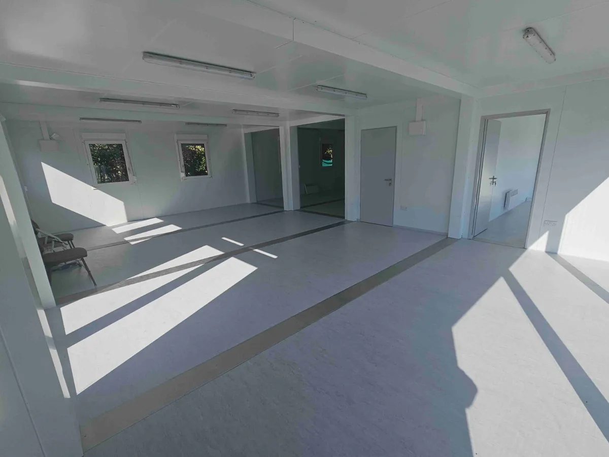 Large Modular Open-Plan Office/Living Space - Image 3