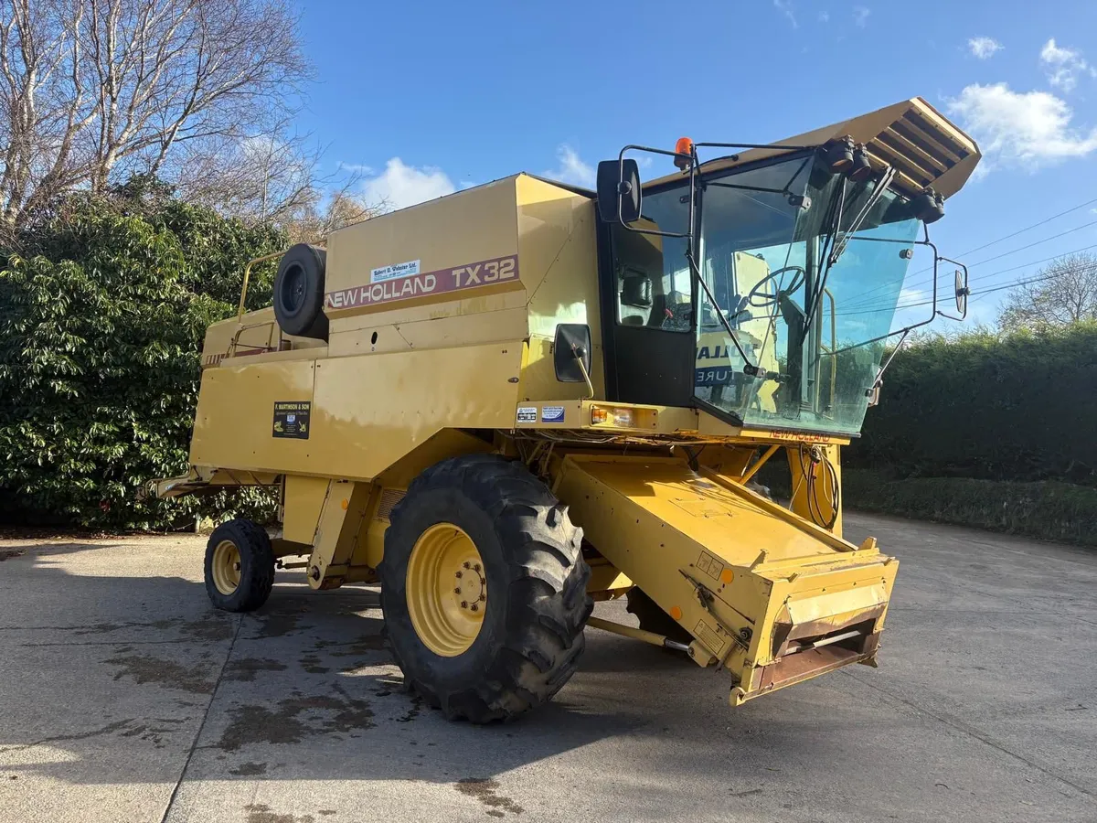 1990 New Holland TX32 Combine - Image 1