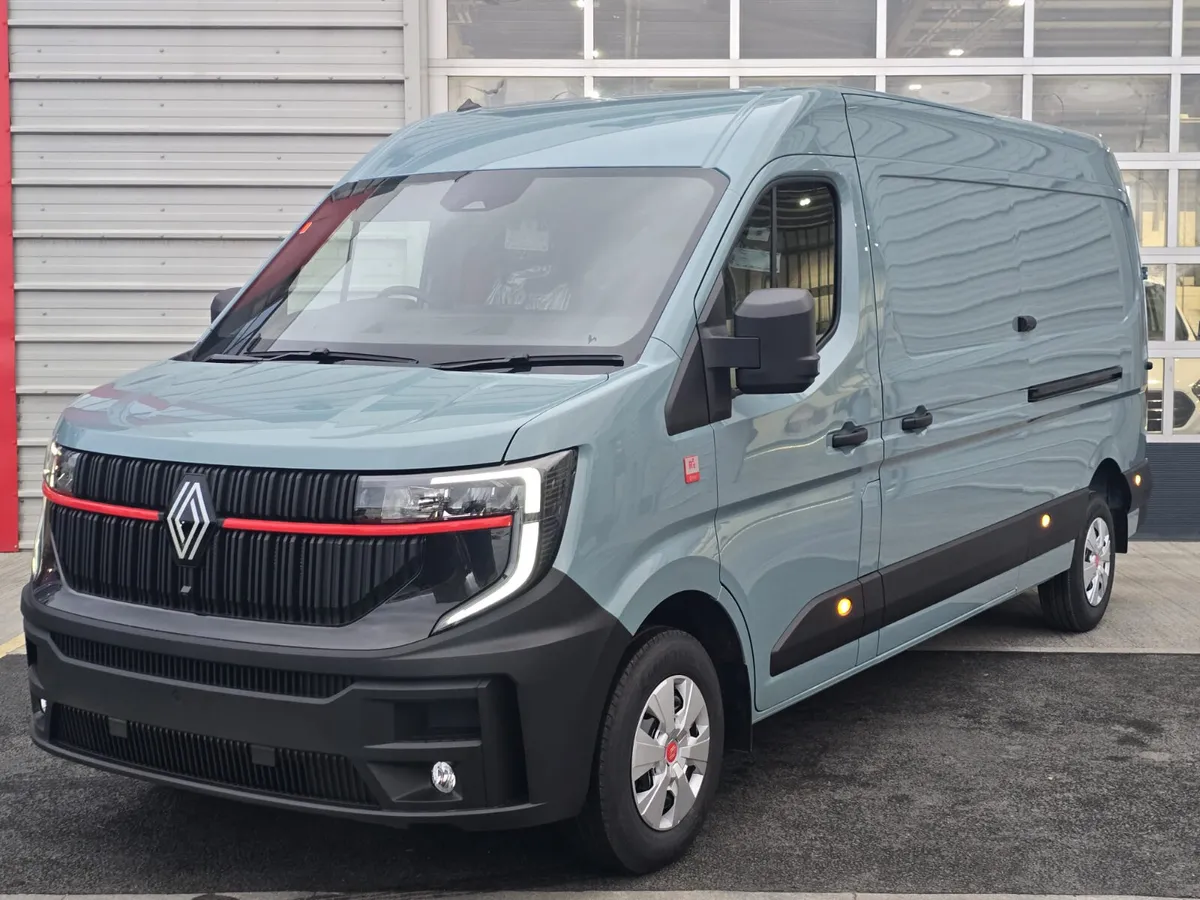 Master Red Edition L3H2 170BHP Auto - Image 2