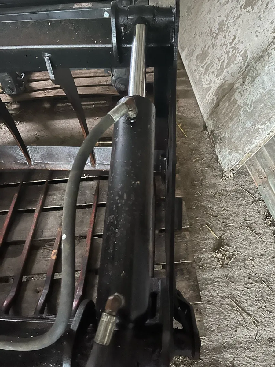 Quicke 4 foot Shear Grab - with euro brackets - Image 4