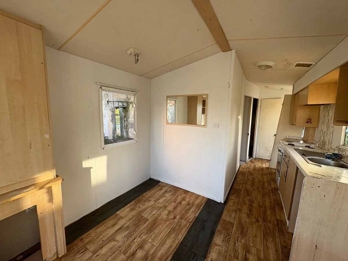 28x10, 2 bedroom Mobile Home - Image 3