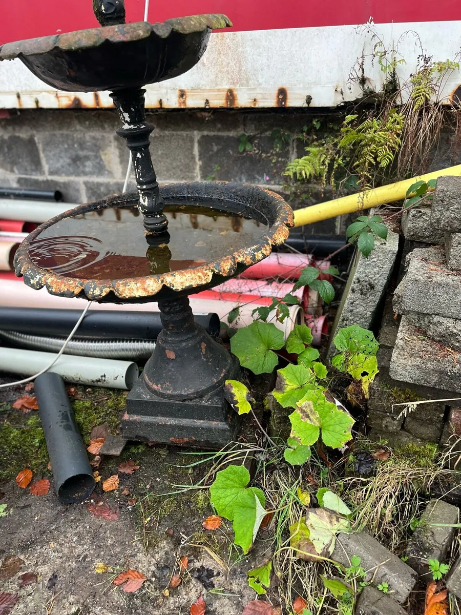Cast iron fountain and bath - Image 2