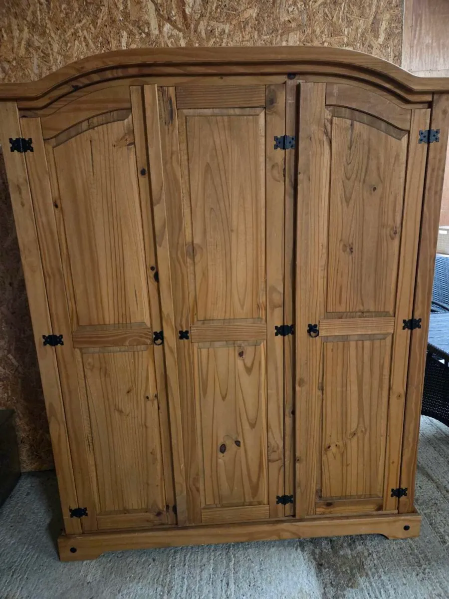 3 door wardrobe - Image 1