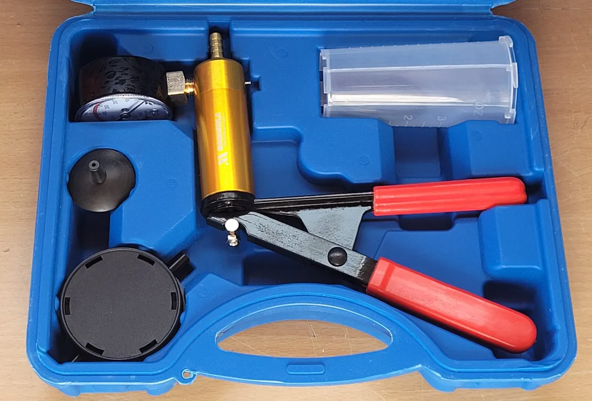 Hand Held Vacuum Pump & Bleeding Kit Suits Wide Ra - Image 2
