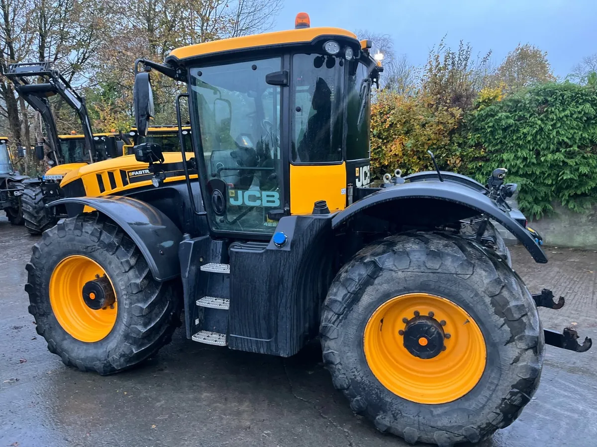 JCB Fastrac 4220 @  Russell Fastracc Lrd - Image 4