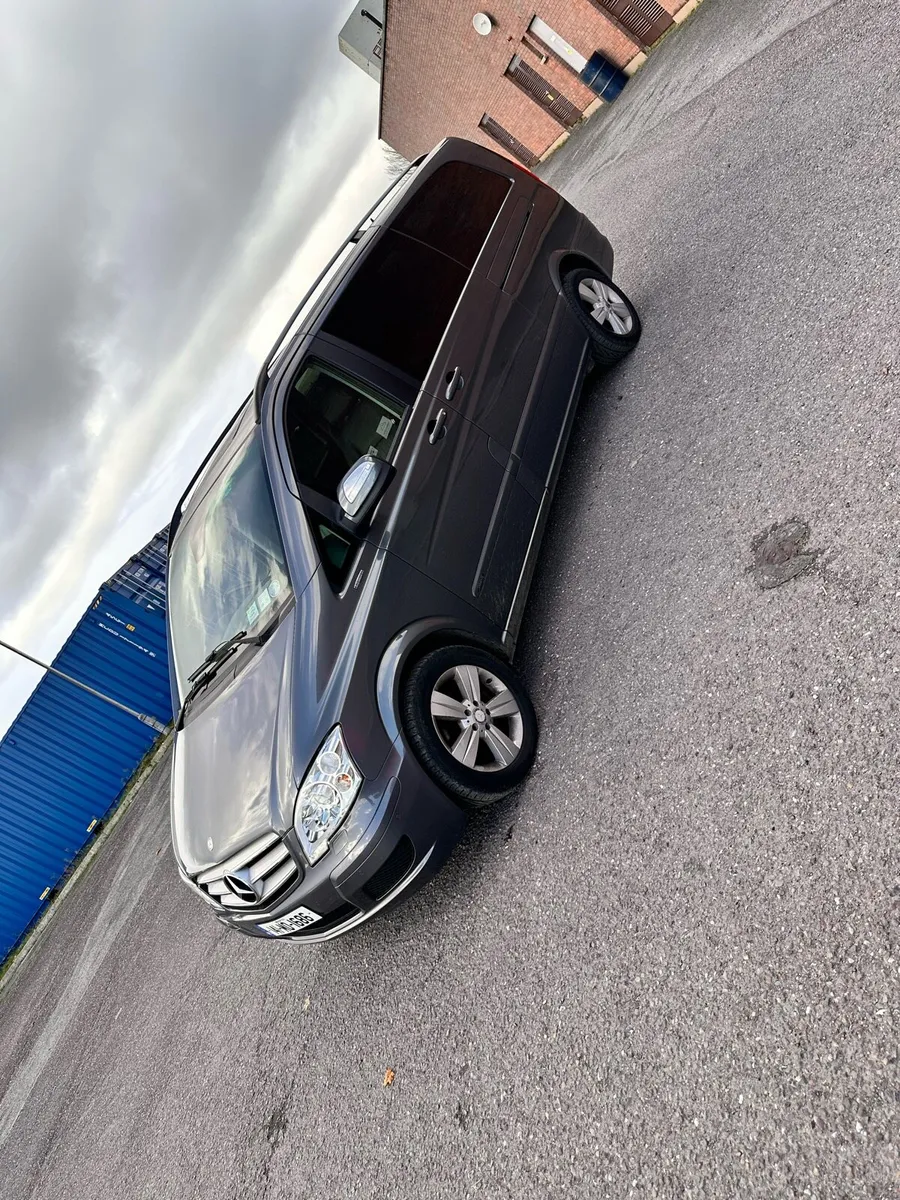Mercedes Benz viano - Image 2