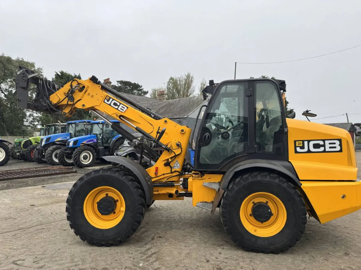 2019 JCB 320 - Image 2