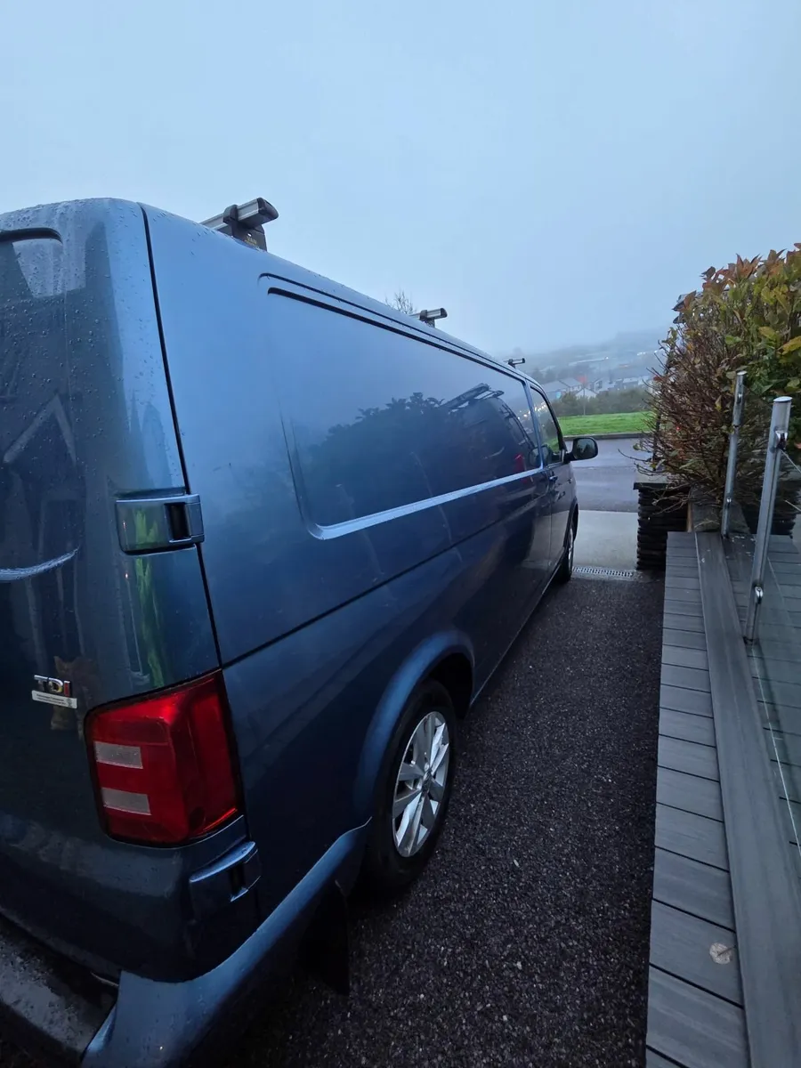 Volkswagen Transporter 2017 - Image 2