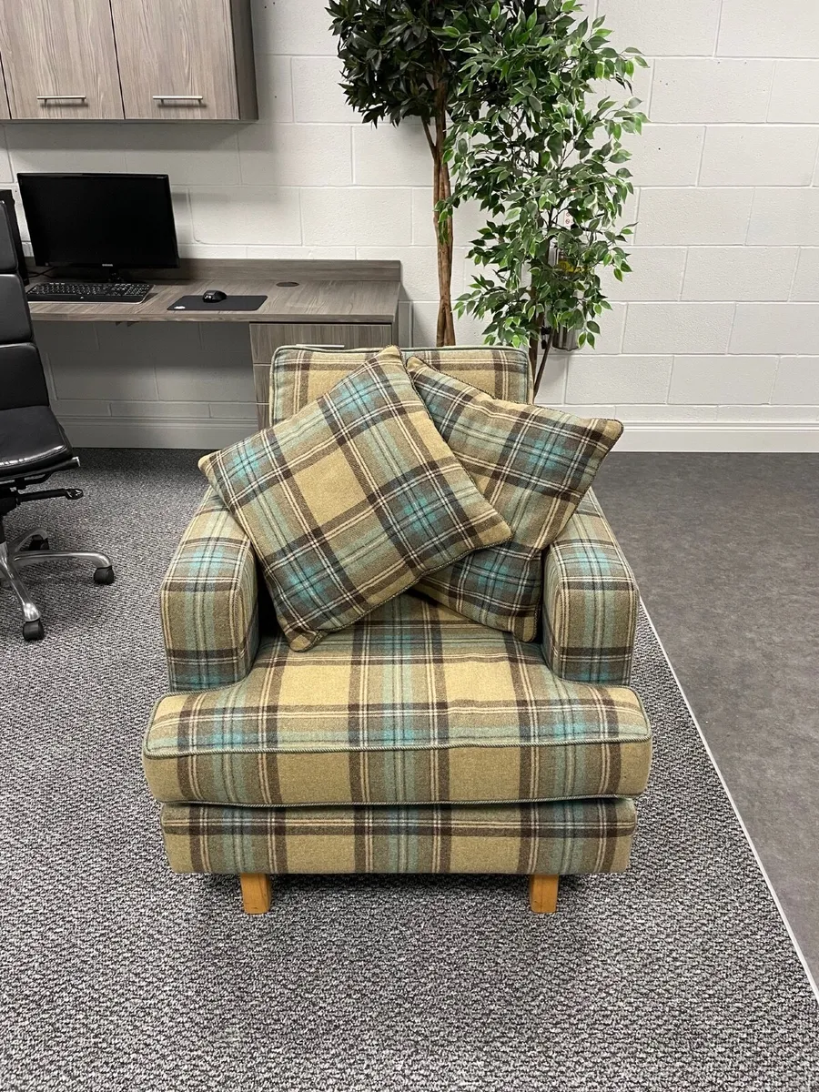 Luxury Arm Chair - Premium Quality - Image 1