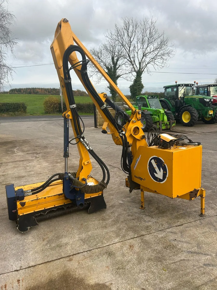 Bomford kestrel hedge cutter - Image 1