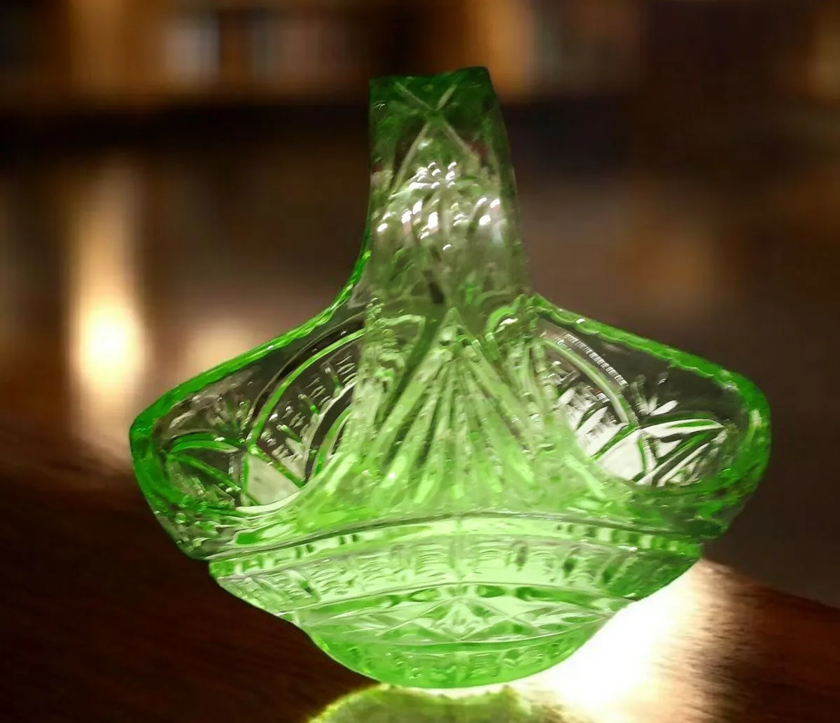 Heavy pressed glass basket 25cm - Image 2