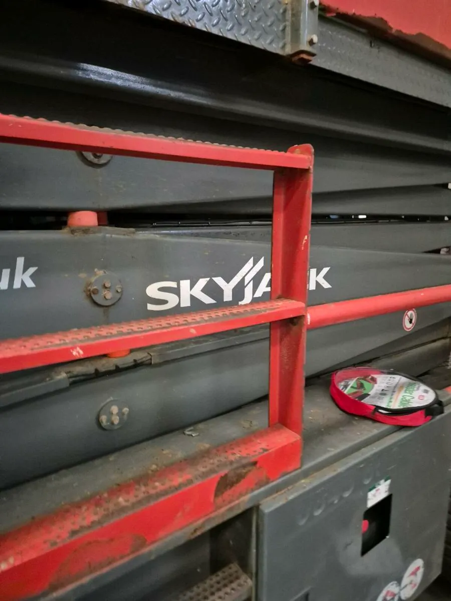 Diesel scissors lift. - Image 4