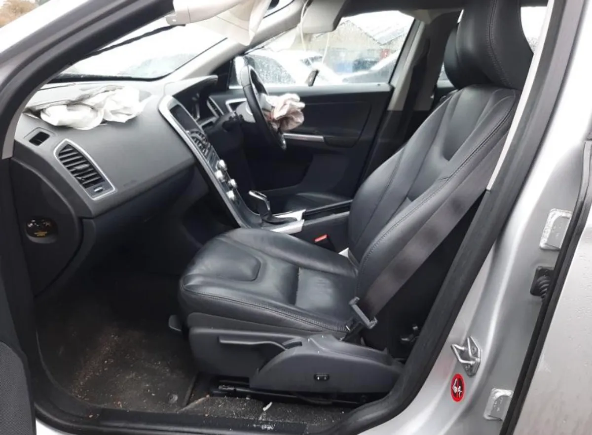 Breaking 2018 Volvo xc60 2.0 se lux - Image 4